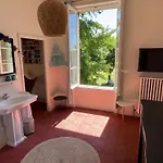 펜션 Historic Manor With Pool In Quercy 코사드
